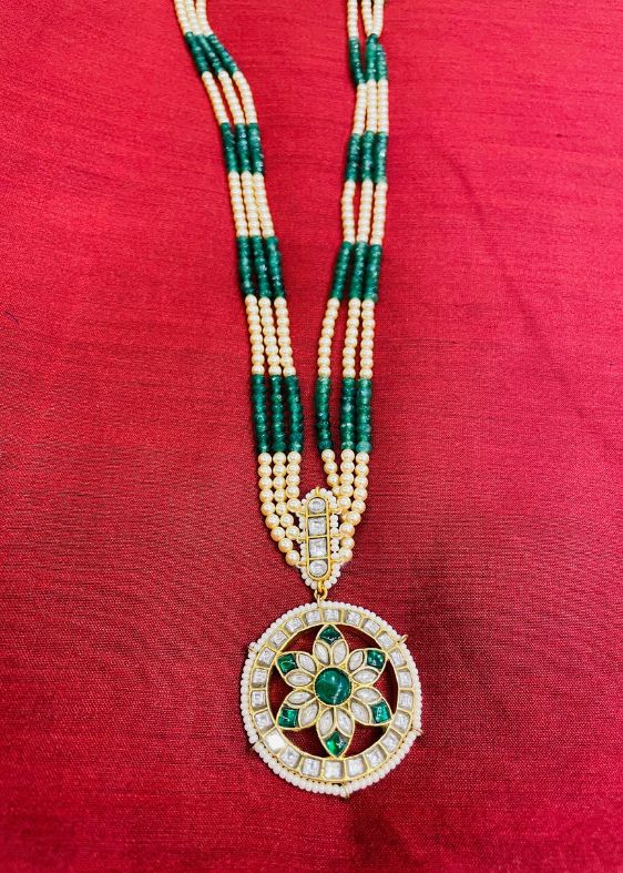 Green and White Three layers Pearl chain whith green pendent