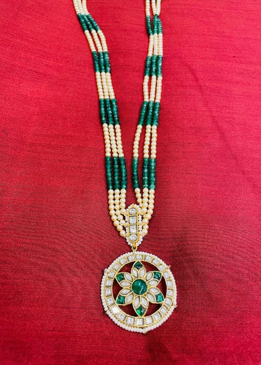 Green and White Three layers Pearl chain whith green pendent