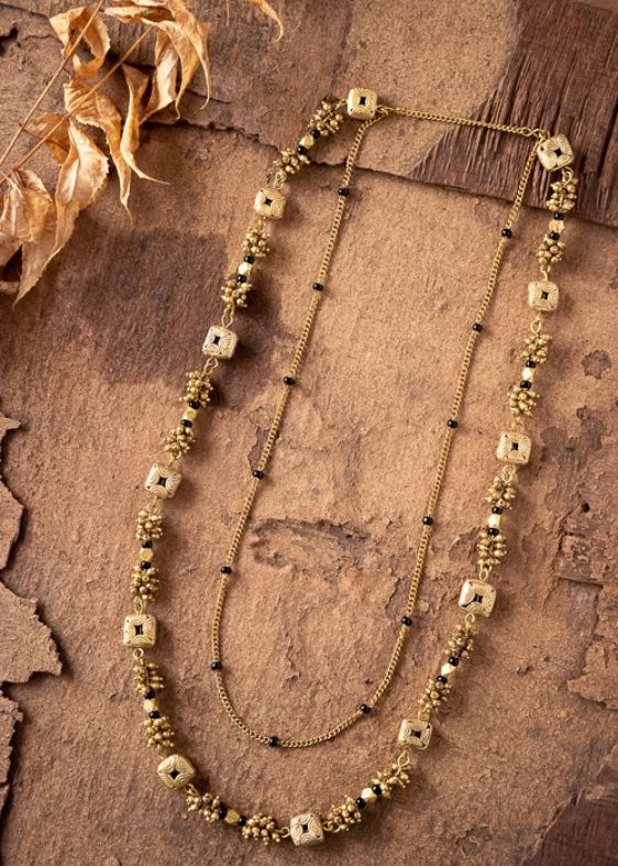 Square beads and black and gold beads chain