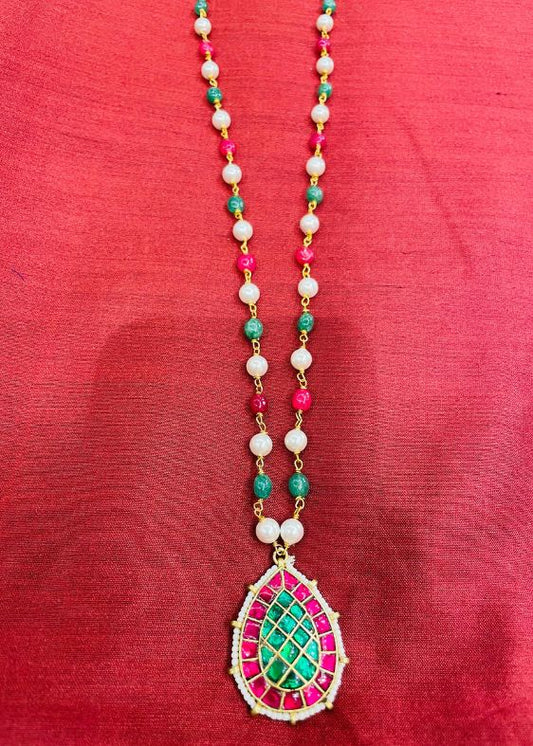 Green pink and white pearl one layer chain with pendent