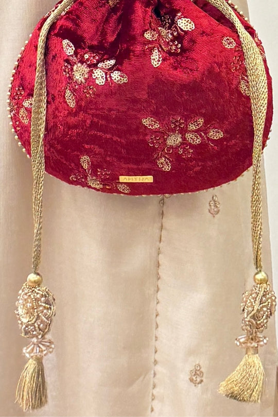 Ras Velvet Embroidered Potli - Red
AM-PT-0326-0001