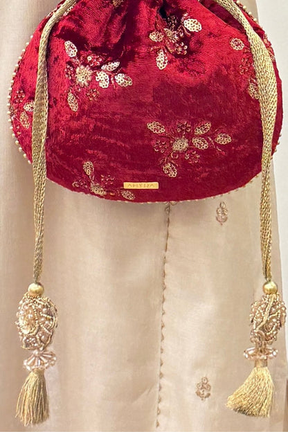 Ras Velvet Embroidered Potli - Red
AM-PT-0326-0001