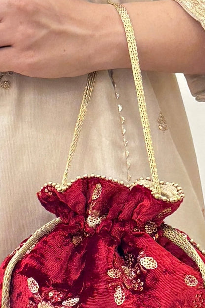 Ras Velvet Embroidered Potli - Red
AM-PT-0326-0001