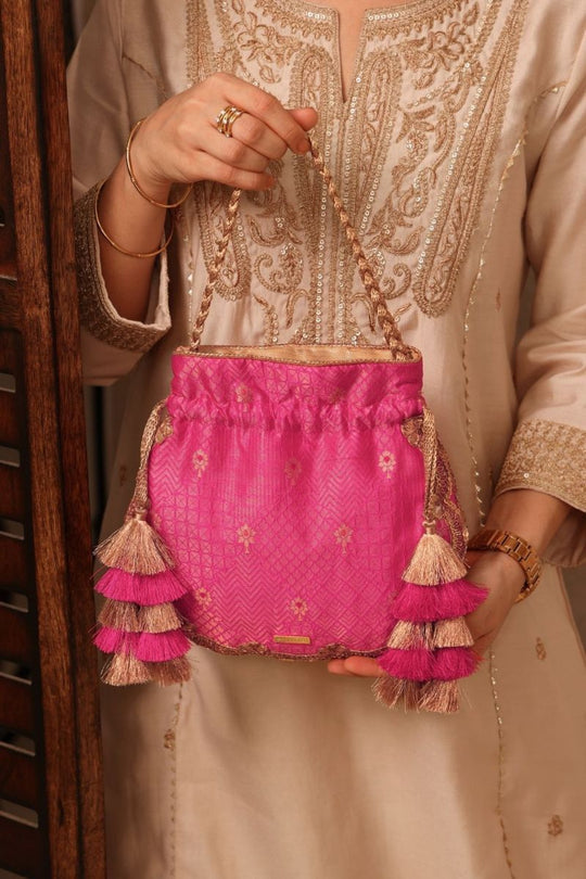 Zahri Scallop Silk Potli - Pink
AM-PT-0726-0004