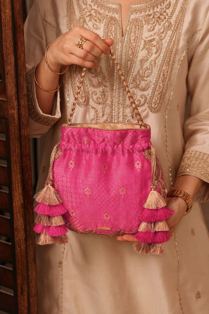 Zahri Scallop Silk Potli - Pink
AM-PT-0726-0004