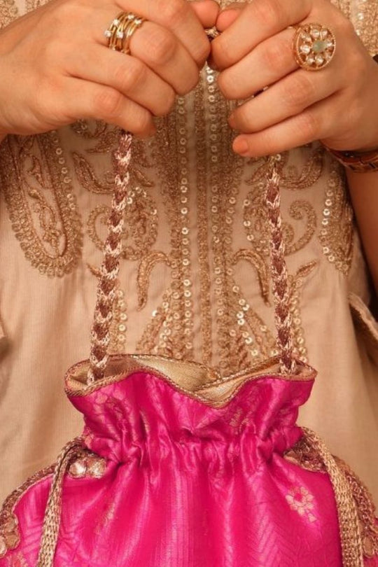 Zahri Scallop Silk Potli - Pink
AM-PT-0726-0004