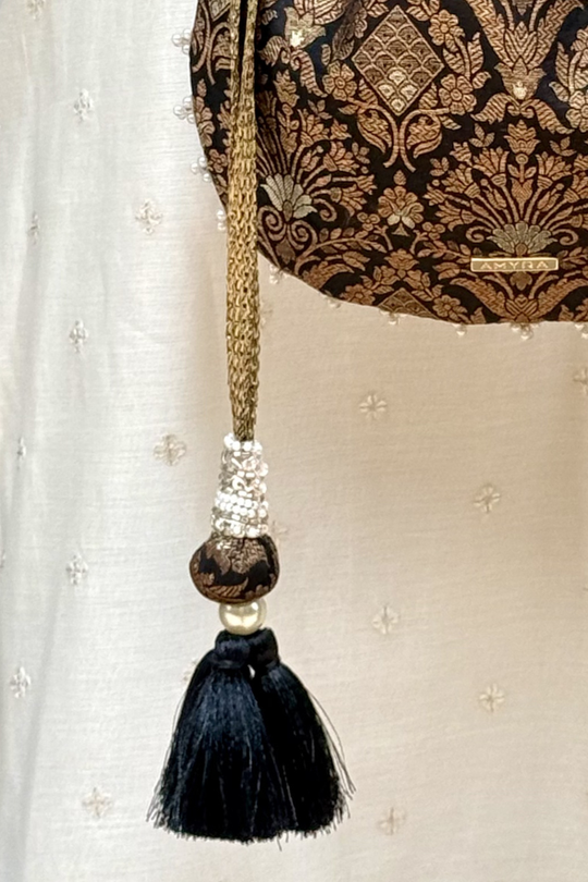 Anantam Pure Silk Potli - Black
AM-PT-0526-0004