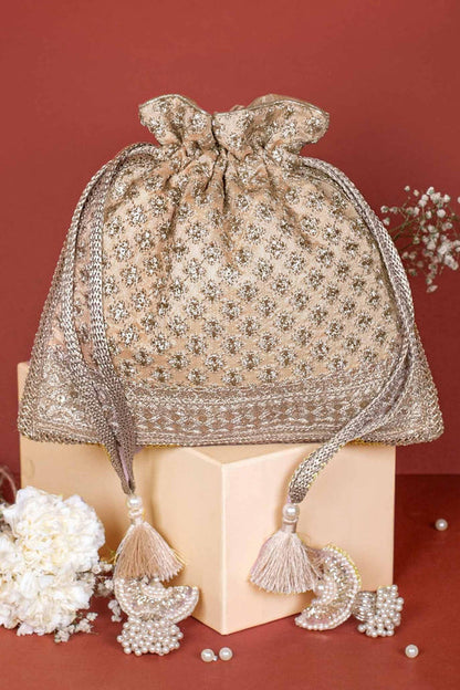 Inaya Gold Potli
AM-PT-0723-0002
