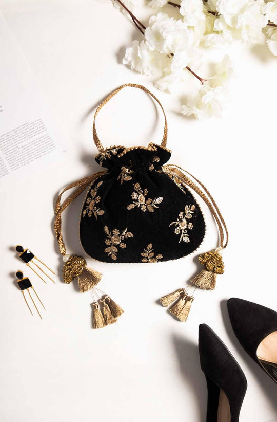 Black Velvet Potli Bag
AM-PT-0819-0004