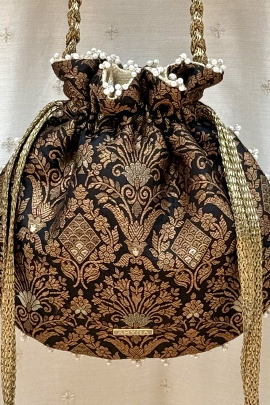 Anantam Pure Silk Potli - Black
AM-PT-0526-0004