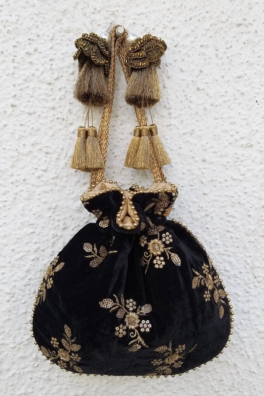 Black Velvet Potli Bag
AM-PT-0819-0004