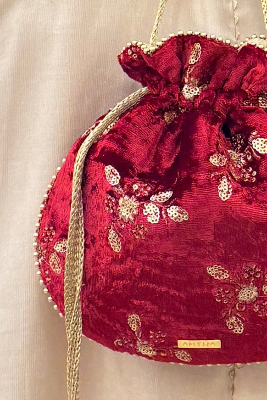 Ras Velvet Embroidered Potli - Red
AM-PT-0326-0001