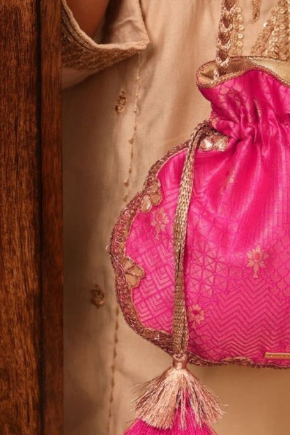 Zahri Scallop Silk Potli - Pink
AM-PT-0726-0004