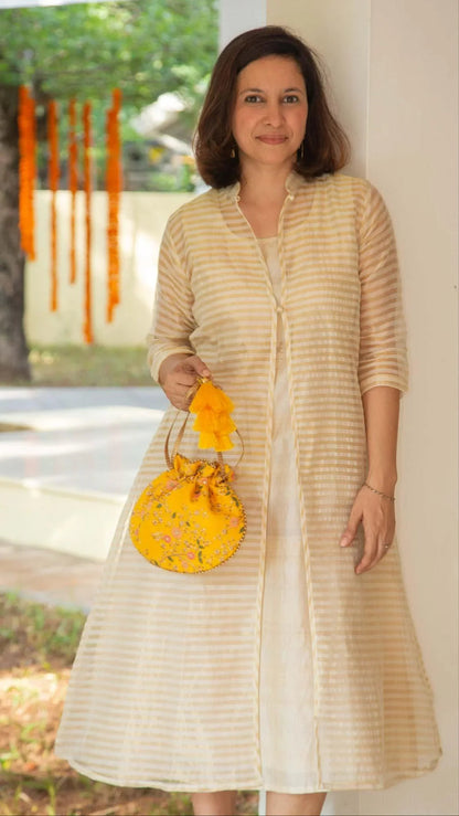 Floral creeper potli bag yellow
AM-PT-0620-0006